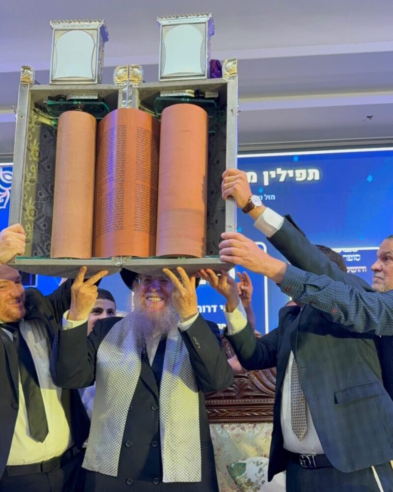 הרה"ג יצחק ברדא עם ספר תורה. צילום: חיים ביתן