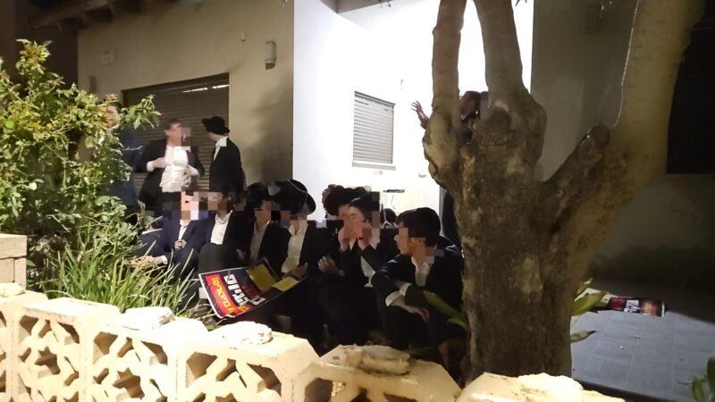 מפגינים בתוך חצר ביתו של מפקד המשטרה הצבאית. צילום: דוברות המשטרה