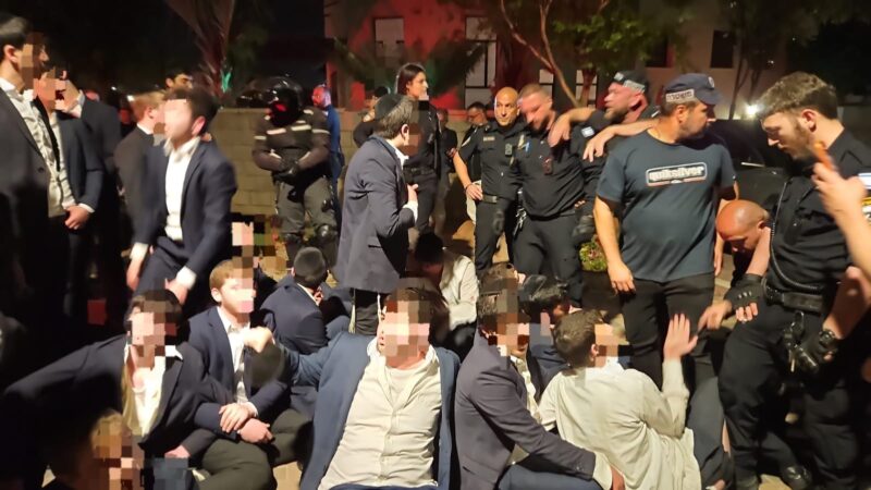 מפגינים ליד ביתו של מפקד המשטרה הצבאית. צילום: דוברות המשטרה