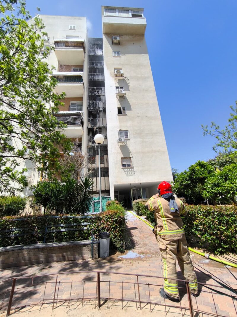 זירת השריפה ברחוב הנוער העובד. צילום: כב"ה