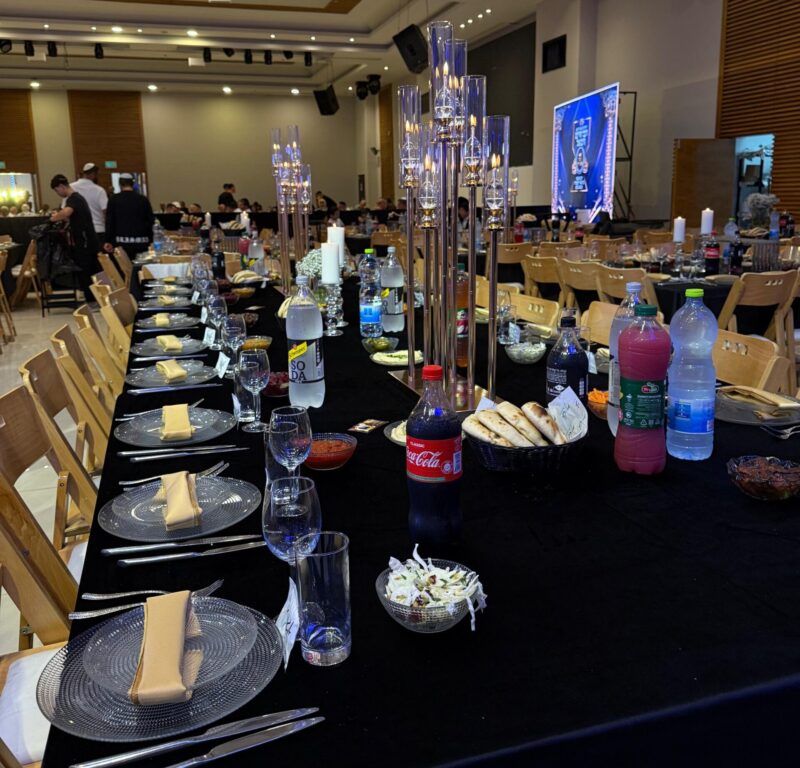 שולחנות ערוכים בהילולא של ר' חיים ויטאל. צילום: חיים ביתן