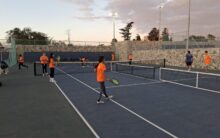 בני ובנות נוער בפעילות טניס במרכז הטניס והחינוך אשקלון. באדיבות המרכז
