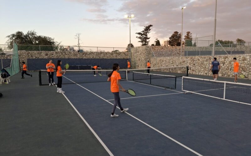 בני ובנות נוער בפעילות טניס במרכז הטניס והחינוך אשקלון. באדיבות המרכז