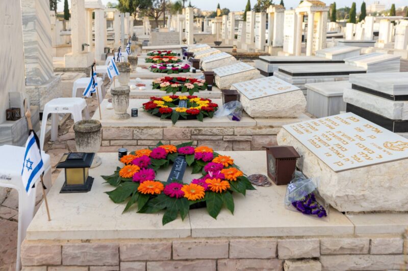הזרים שהונחו בבית העלמין. צילום: דוברות עיריית אשקלון