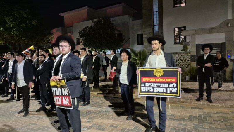 מפגינים מחוץ לביתו של מפקד המשטרה הצבאית. צילום: מורדי