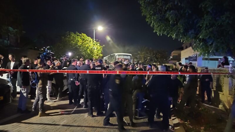 מפגינים ליד ביתו של מפקד המשטרה הצבאית. צילום: דוברות המשטרה