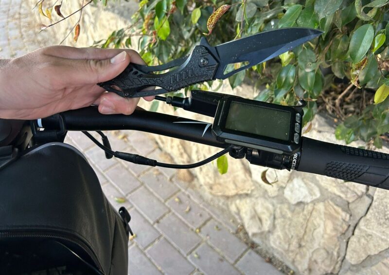 סכין שנתפסה אצל הקטין. צילום: דוברות המשטרה