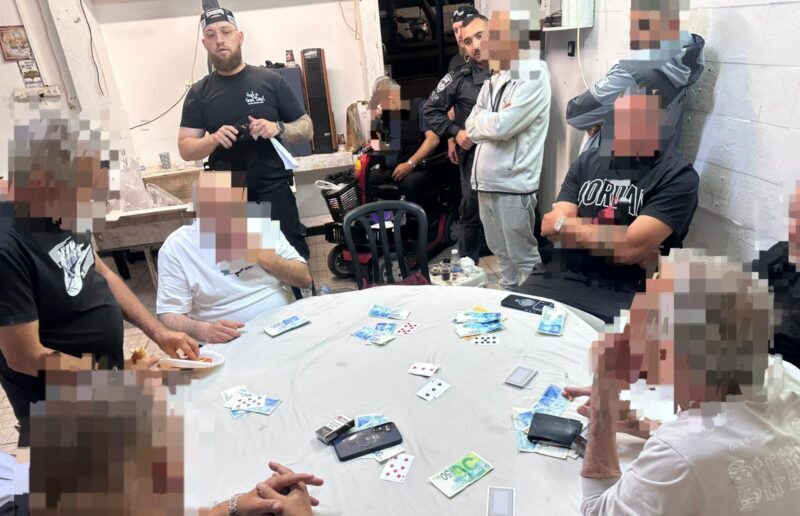 המהמרים סביב השולחן. צילום: דוברות המשטרה