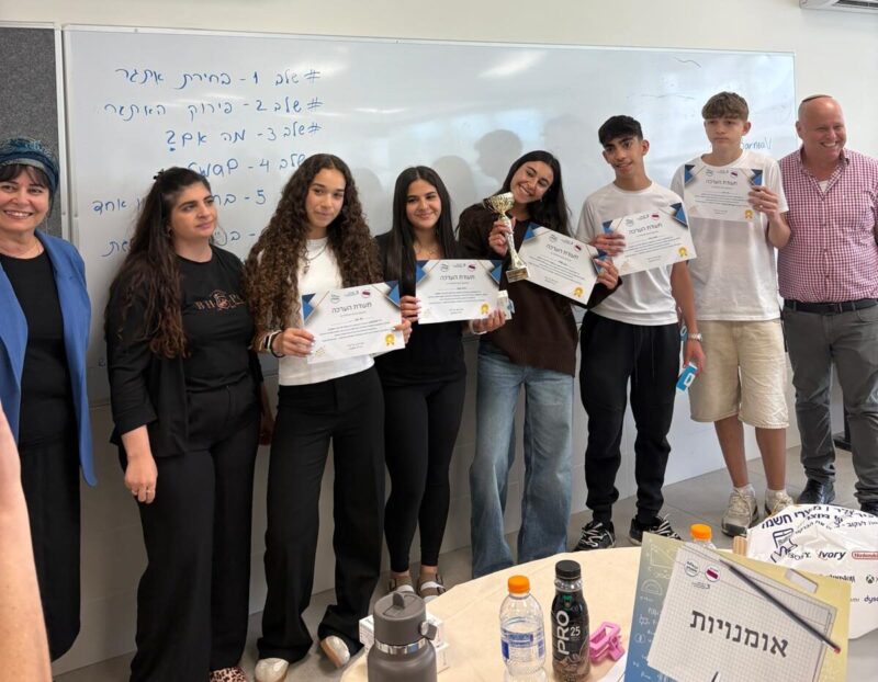 הזוכים בהאקתון בתיכון עיר היין. צילום: אגף על יסודי מינהל חינוך