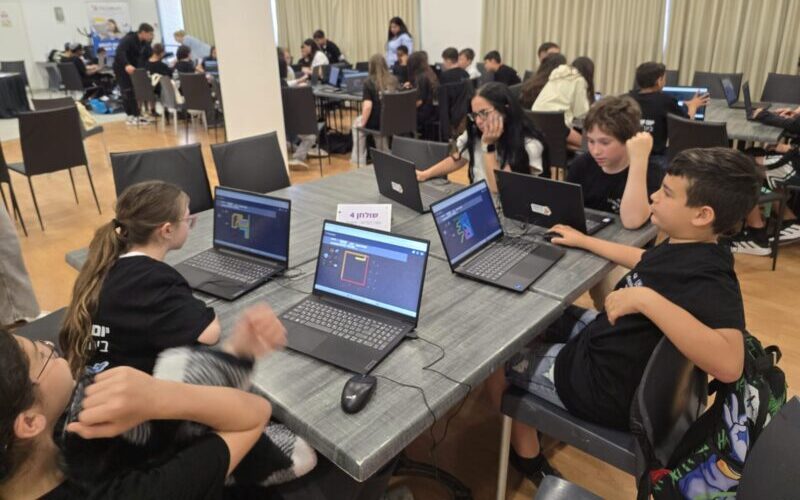תלמידי אשקלון מתנסים בבינה מלאכותית. צילום: סיון מטודי ואגף יסודי מינהל חינוך