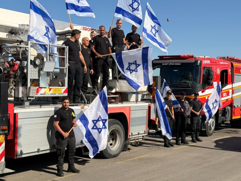 לוחמי האש מלווים את מיכאל טיוקין ז"ל. צילום: כב"ה