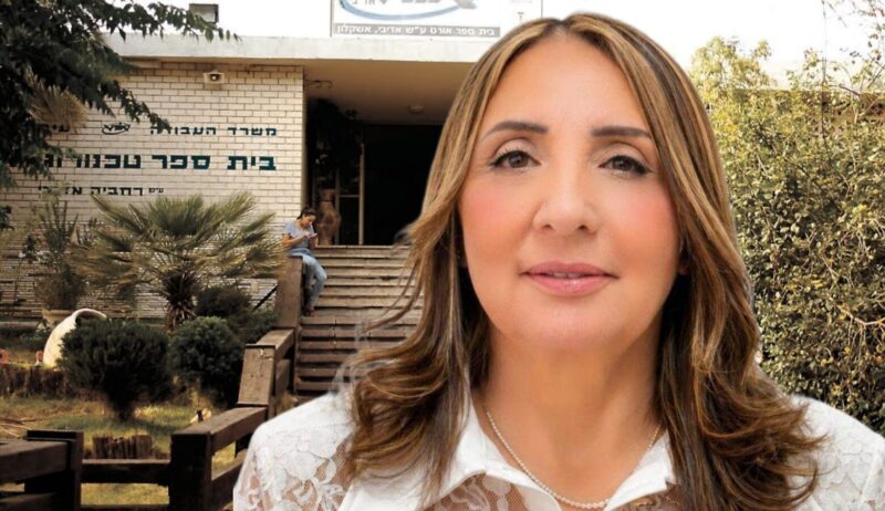 אליקי אלקובי על רקע בית הספר אורט אדיבי