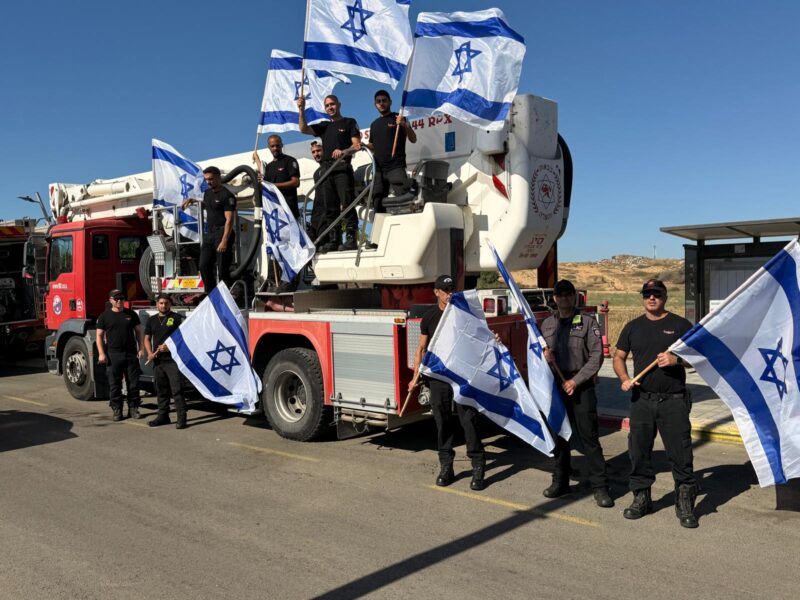 לוחמי האש מלווים את מיכאל טיוקין ז"ל. צילום: כב"ה