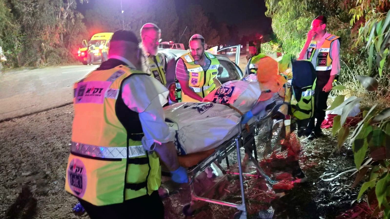 זירת התאונה הקשה ליד כוכב מיכאל. צילום: זק"א