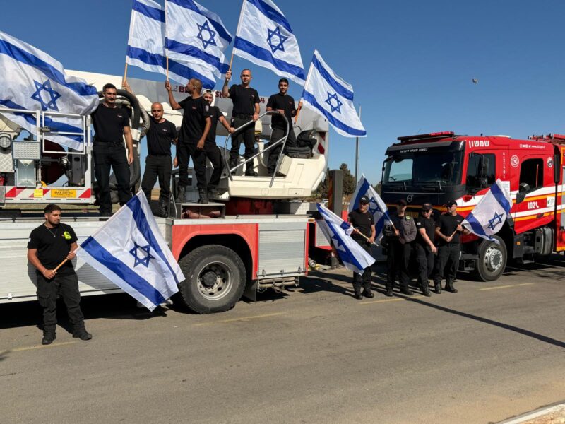 לוחמי האש מלווים את מיכאל טיוקין ז"ל. צילום: כב"ה