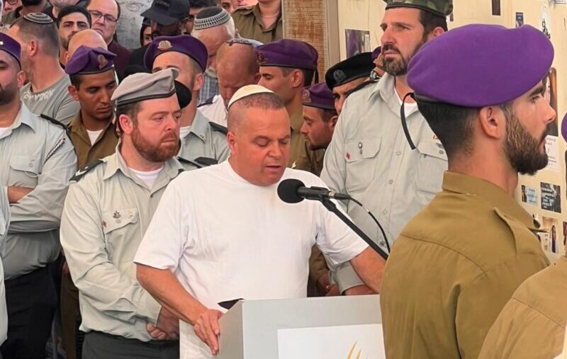 תומר גלאם סופד בהלווית הלוחם מיכאל טיוקין. צילום: אלדד עובדיה, דוברות עיריית אשקלון