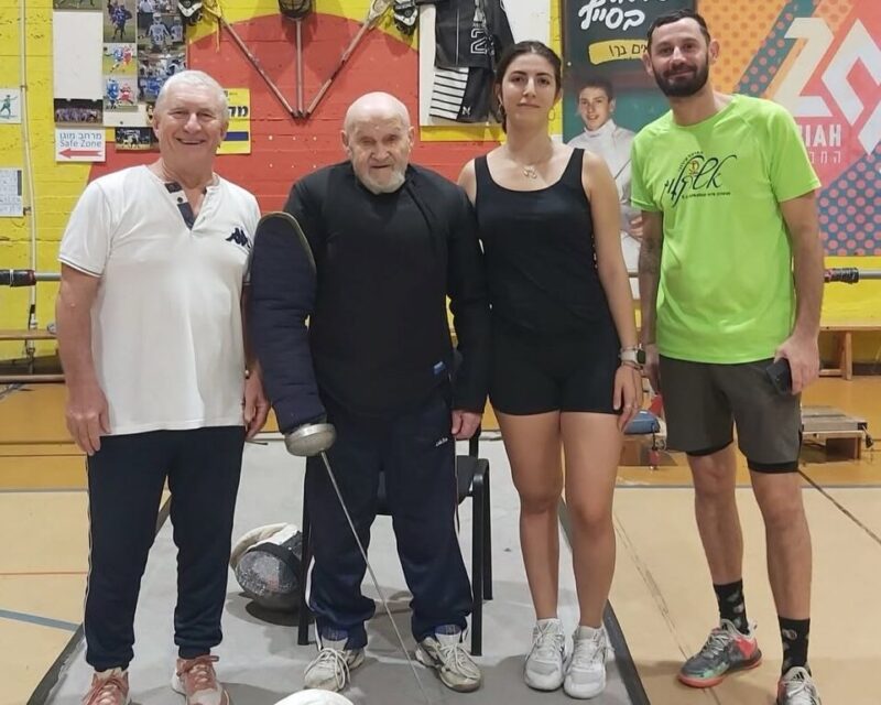 יוליאן אורלוב וחניכים. מתוך דף הפייסבוק של איגוד הסיוף