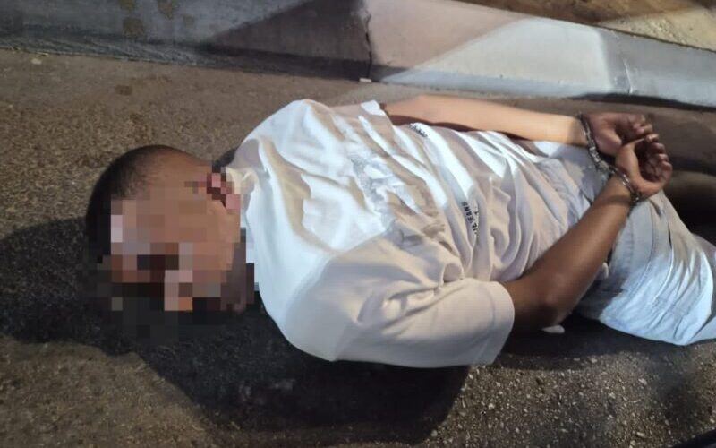 אחד החשודים לאחר מעצרו. צילום: דוברות המשטרה