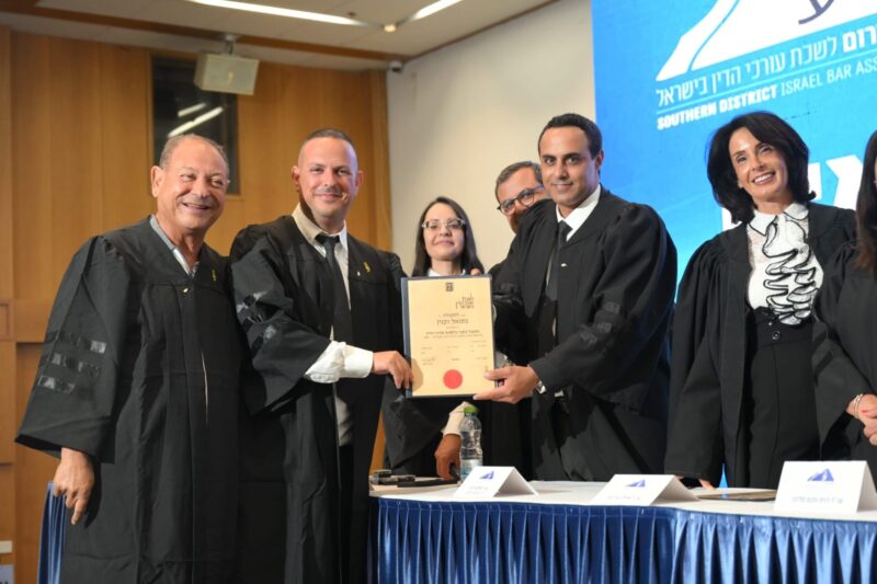 עו"ד אלעד דנוך ועורכי הדין נתנאל ובני וקנין. צילום: מתן נעים
