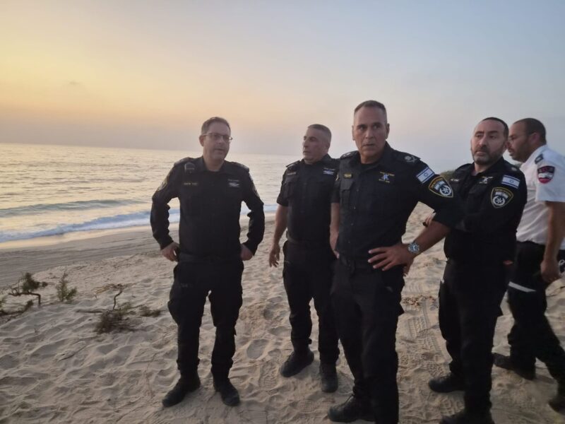 סנ"צ אל-ישיב ומפקד המחוז ניצב חיים בובליל. צילום: דוברות המשטרה