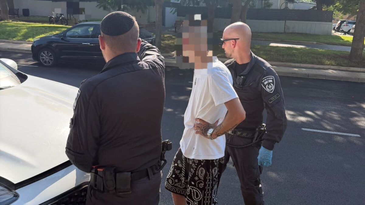 מעצר של אחד החשודים. צילום: דוברות המשטרה