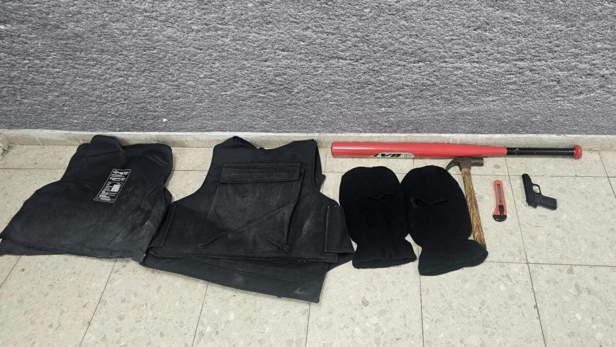 הציוד שנתפס ברכב. צילום: דוברות המשטרה