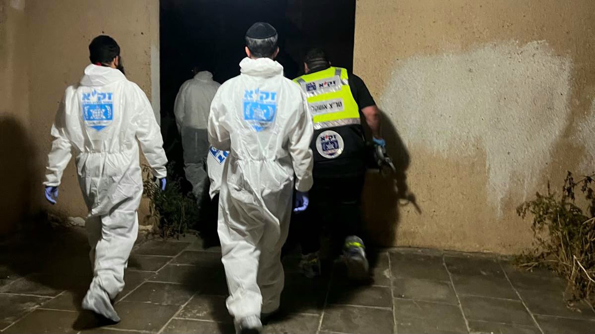 אנשי זק"א ברחוב בנימין. צילום: זק"א