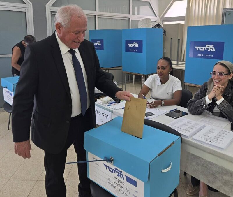אבי דיכטר מצביע אתמול באשקלון