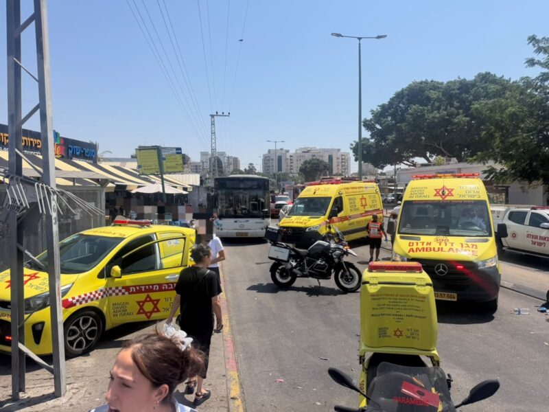 זירת התאונה ברחוב רמז. צילום: מד"א