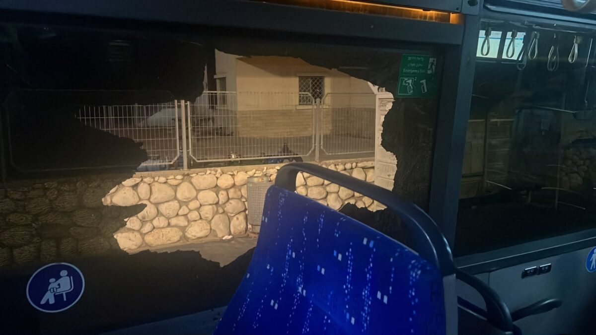 הנזק שנגרם לאחד האוטובוסים. צילום: כוח לעובדים