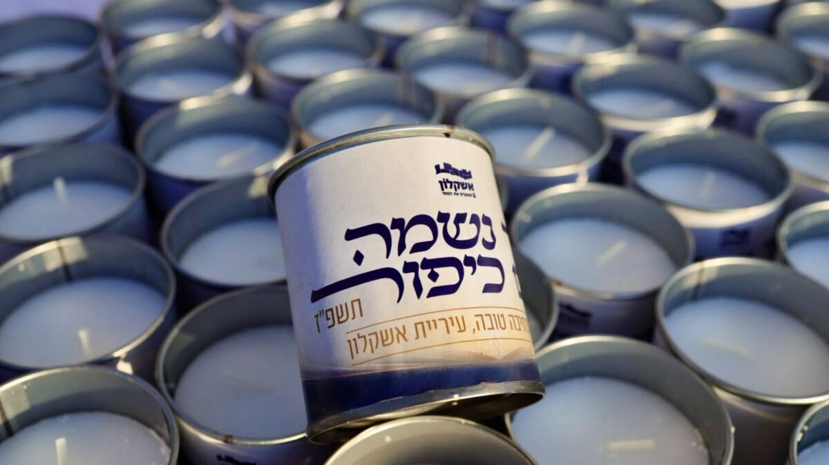 חלוקת נרות נשמה לקראת כיפור. צילום: אלדד עובדיה