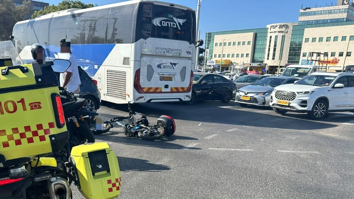 זירת התאונה בשד' בן גוריון. צילום: מד"א