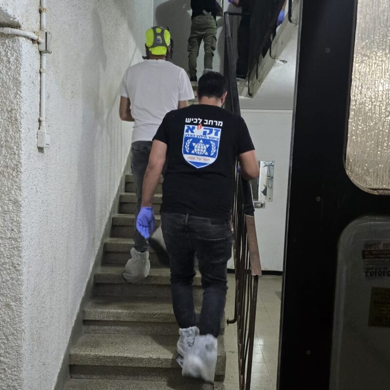 אנשי זק"א ברחוב הרב מימון. צילום: זק"א