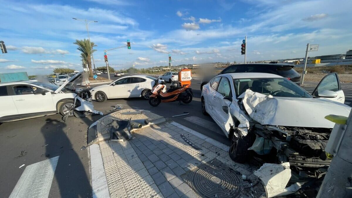 זירת התאונה ברחוב מנחם בגין. צילום: איחוד הצלה