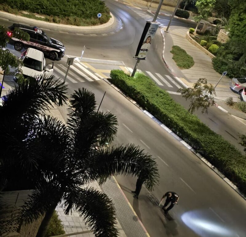 חוקרי המשטרה בזירת האירוע ברחוב עמק חפר. שימוש לפי סעיף 27א'